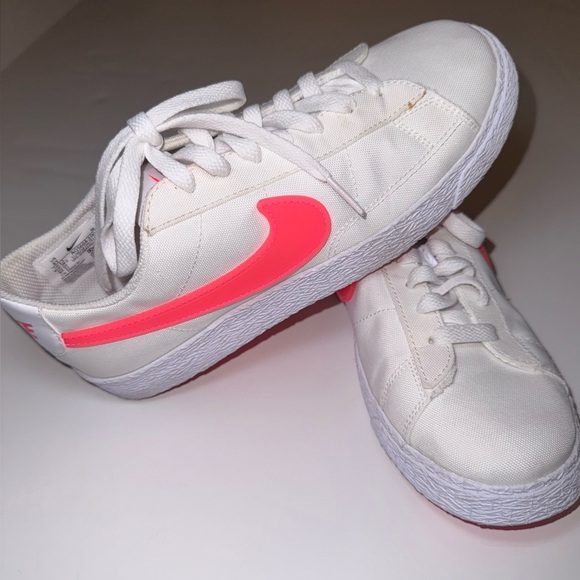 NIKE  Blazer Low Pop Neon Pink size 6 Y Shoes - Picture 1 of 8
